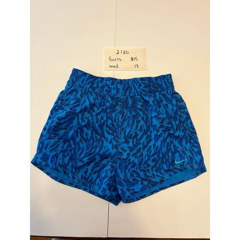 Girls med Nike shorts (2120)‎